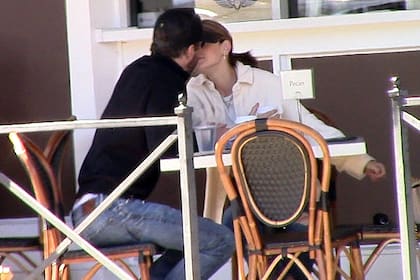 Lucy Hale fue vista besando a Skeet Ulrich durante un almuerzo en Los Ángeles