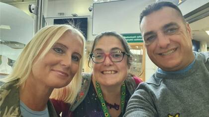 Lucy, Katie y Cenydd en el hospital