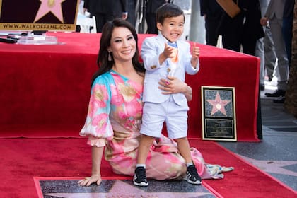 Lucy Liu junto a su hijo, Rockwell Lloyd, y su flamante estrella