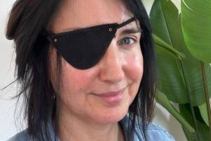 Lucy Owen con un parche en el ojo