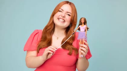 Lucy posa con la primera Barbie ciega.