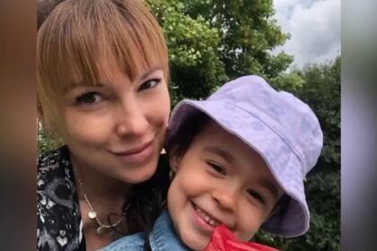 Lucy tramitaba el pasaporte de su hija, Khaleesi, para llevarla de vacaciones por primera vez