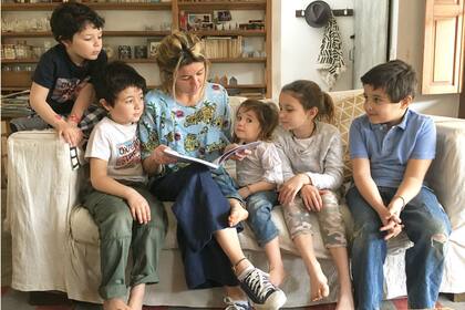 Lucy y sus cinco hijos comparten el único ejemplar del libro creado en cuarentena