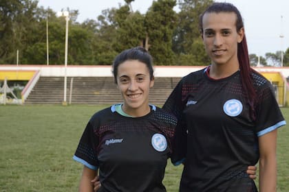 Mara Gómez, cuando firmó contrato en Villa San Carlos; en la imagen, junto a Ludmila Angeli, jugadora del mismo club