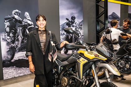 Ludmila Caro junto a la 300 Rally, una propuesta versátil para todo tipo de terreno.