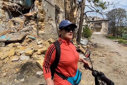 Ludmila llega en bici a la zona destruida Mykolaiv