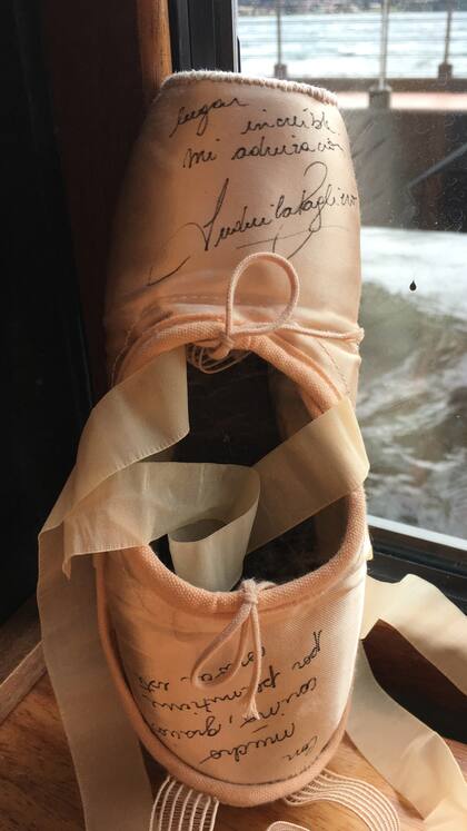 Las zapatillas que usó Ludmila Pagliero en su última función en el Teatro del Lago, dedicadas, para el pequeño museo de memorabilia que armaron en el lugar