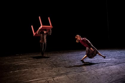 Ludmila Pagliero y Stéphane Bullion en el escenario de la Ópera Garnier con "Another Place", de Mats Ek, en 2022; para la bailarina, que decidió retirarse en clave contemporánea con "Appartement", las obras del coreógrafo sueco permiten “reflejar las relaciones humanas”