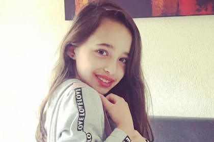 Ludmila tiene hipoacusia unilateral severa derecha y que su pérdida auditiva se debe a que nació sin el nervio auditivo derecho.