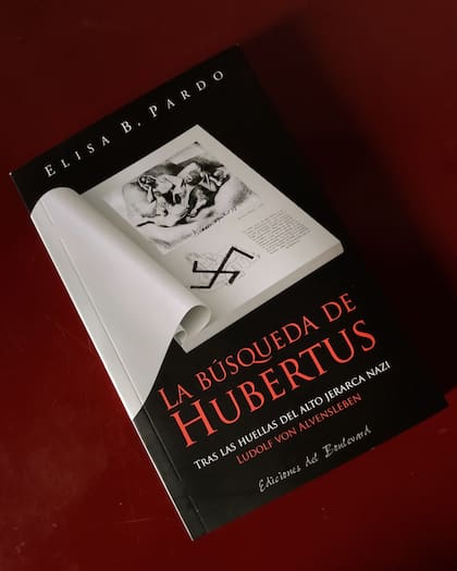 Ludolf von Alvensleben fue uno de los jerarcas nazis más influyentes del Tercer Reich. Tras la guerra, escapó a la Argentina y se instaló en Córdoba. Elisa Pardo reconstruyó su historia en La búsqueda de Hubertus, una investigación que revela los silencios y complicidades que rodearon su vida en el país.