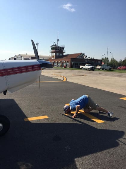 Luego de 22 días de travesía, Vincent Taylor aterrizó en Mendoza. Apenas puso un pie en tierra, besó la pista