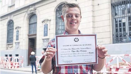 Luego de 3 años de lucha, Alan Rodríguez obtuvo su título secundario
