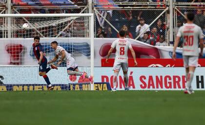 Luego de algunas jugadas polémicas, González cabeceó al gol en el sexto minuto de descuento para el empate de Unión ante San Lorenzo