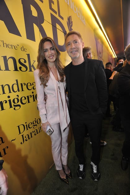 Luego de algunos viajes románticos, salidas distendidas y vacaciones juntos en la playa, Adrián Suar posó con Rocío Robles en lo que significó su primera salida pública como novios. La oficialización del romance quedó inmortalizada con una postal en la previa a la función