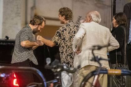 Luego de anunciar que fue papá por sexta vez, Jude Law baila feliz en el cumpleaños 18 de su hijo Rudy