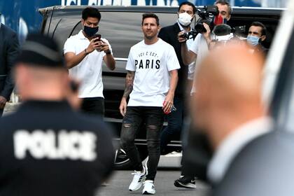 Luego de aprobar la revisión médica, el futbolista argentino llega al Parque de los Príncipes, el hogar de su nuevo club; su remera lleva el lema de PSG: "Acá está París".