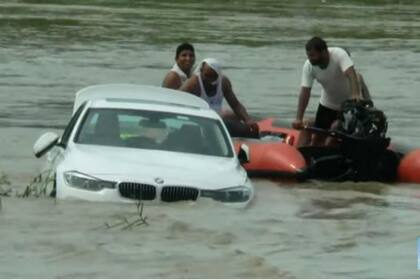 Luego de arrojar el vehículo al río, el joven pidió ayuda para rescatarlo