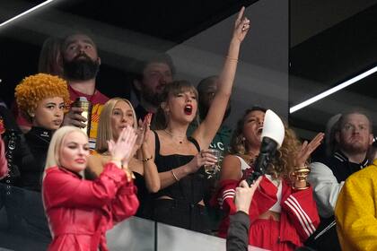 Luego de brindar cuatro shows en el Tokyo Dome, Swift tomó un vuelo privado para regresar a los Estados Unidos y estar presente en el Allegiant Stadium de Las Vegas
