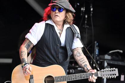 Luego de cerrar el tormentoso capítulo del juicio por difamación en Estados Unidos, Johnny Depp compartió escenario con Jeff Beck en el Festival de Blues de Helsinki, Finlandia (Crédito: AFP)