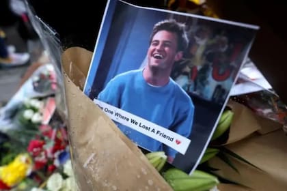 Luego de conocerse la triste noticia, miles de fans se acercaron hasta el edificio donde se filmó la célebre serie para dejarle allí un tributo a Perry