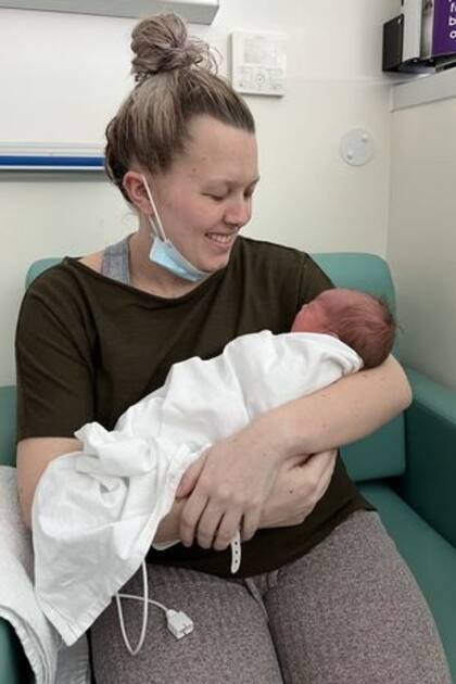 Luego de dar a luz en su casa, llamó a sus padres y luego fueron al hospital (Crédito: Daily Mail/Kennedy News and Media)