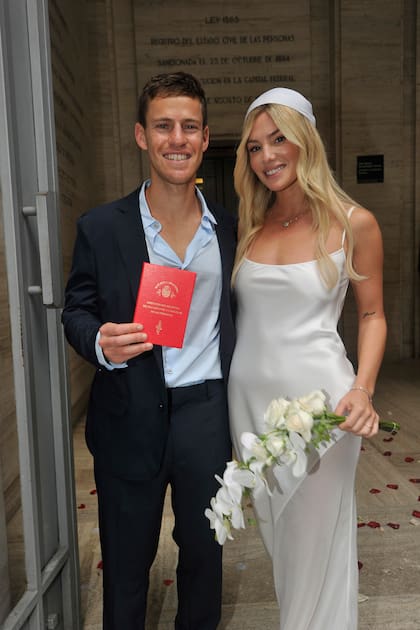 Luego de dar el "sí, quiero", los novios posaron con la libreta de matrimonio en mano