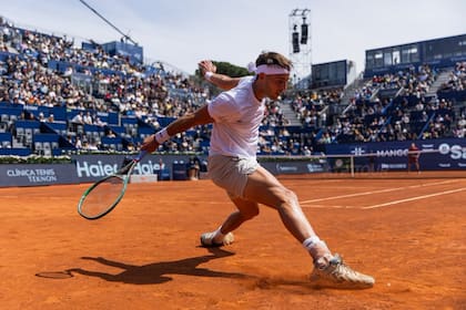 Luego de eliminar al inglés Jack Draper, que se retiró, Tomás Martín Etcheverry se enfrentará en el Conde de Godó con el portugés Nuno Borges.