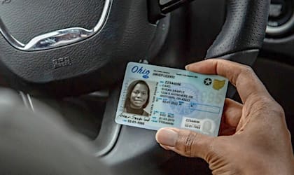 Luego de entregar los documentos necesarios para obtener la Real ID, la nueva tarjeta se enviará por correo