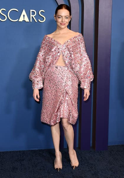 Luego de ganar el Globo de Oro por su trabajo en Pobres criaturas, Emma Stone se presentó en los Governors con un extraño pero vanguardista diseño, en color rosa metalizado, de Fendi Couture
