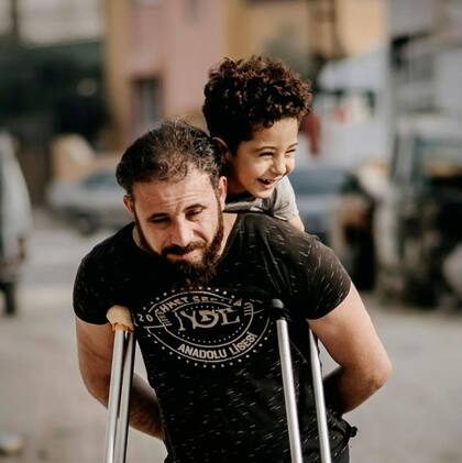 Luego de ganar los Siena International Photo Awards, la fotografía se hizo viral y los organizadores del concurso iniciaron una campaña para que Mustafa y su familia viajen a Italia para recibir las prótesis. (IG Mehmet Aslan)