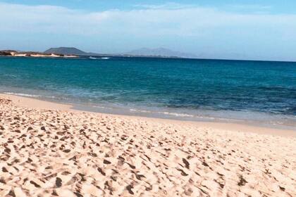 Luego de haber recorrido toda la isla y juntado una considerable suma de dinero, decidieron mudarse a Fuerteventura, famosa por su vida tranquila, buenas olas e inmensas playas de arena blanca.