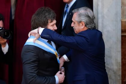 Luego de hacer el juramento, Alberto Fernández le puso a Javier Milei la banda y le otorgó el bastón presidencial. Después, el mandatario saludó a Cristina Fernández de Kirchner y Alberto Fernández

