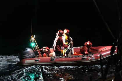 Luego de la celebración de la final del Mundial los voluntarios salieron al rescate de un barco con refugiados