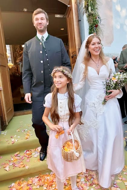 Luego de la ceremonia, a la salida de la antigua iglesia de Mittenwald, los novios recibieron una lluvia de pétalos de flores rosas y amarillas.