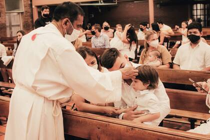 Luego de la ceremonia celebrada por el padre Ignacio, el DT estella de River y su familia regresaron a festejar en su casa de Nordelta.