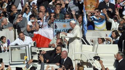 Luego de la ceremonia, Francisco saludó a los argentinos