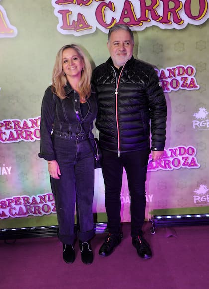 Luego de la controversia que lo tuvo como protagonista al ausentarse de su programa de televisión un par de días, Fabián Doman se distendió en el teatro en compañía de su mujer