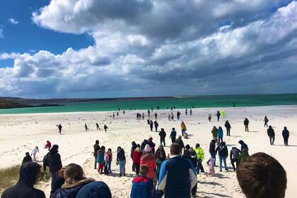Luego de la detonación de la última mina, los habitantes de las Malvinas se acercaron a la playa a jugar al fútbol y al cricket
