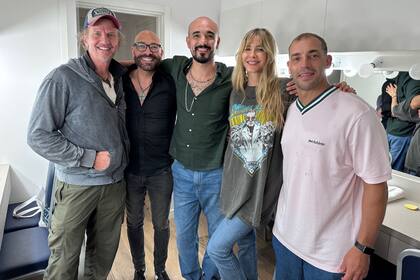 Luego de la función de Los 39 escalones, Facundo Arana, Fredy Villarreal, Guillermina Valdés y Maxi de la Cruz le agradecieron a Abel Pintos la participación en la función