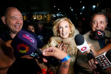 Luego de la función, "La Chiqui" fue abordada por la prensa. No faltó el humor y la complicidad compartida con Carlos Rottemberg