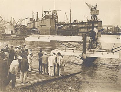 Luego de la llegada, el 10 de febrero de 1926, el Plus Ultra fue fondeado en el puerto de Buenos Aires para que el público porteño lo observara en detalle.