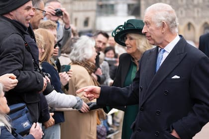 Luego de la misa, el Rey saluda a quienes se acercaron al 
castillo de Windsor. Uno de los chicos presentes le regaló a la Reina un ramo de flores amarillas y blancas con rosas y eucalipto. 