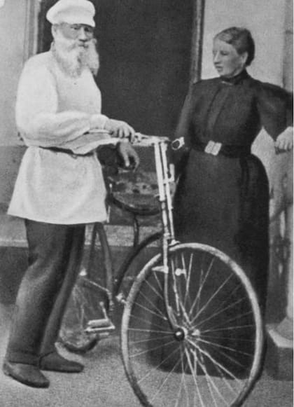 Luego de la muerte de su hijo, de 7 años, León Tolstói aprendido a montar en bicicleta. A los 67 años, se convirtió en un ferviente apasionado por pedalear