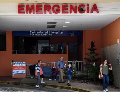 Luego de la privatización, varios hospitales públicos de Puerto Rico fueron vendidos y se perdieron centros de enseñanza para los futuros médicos de la isla. En la foto la fachada de una sala de emergencias en Puerto Rico.