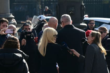 Luego de la salida de los invitados de la capilla, Valentino fue enterrado en el cementerio Flaminio-Prima Porta. La ceremonia de hoy fue el corolario de dos días de capilla ardiente, por la que desfilaron más de diez mil personas