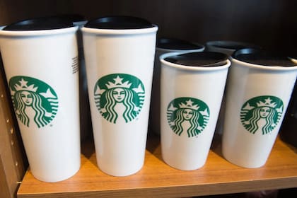 Luego de lanzar vasos que utilizan menos plástico, Starbucks se enfrenta a nuevas críticas vinculadas al cuidado del medioambiente