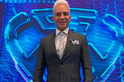 Mendoza es productor teatral, coreógrafo, bailarín, director de espectáculos musicales y tiene una escuela de danzas y artes