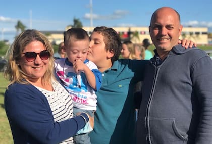 Luego de las cirugías de corazón (fueron varias en tres años) los especialistas le detectaron a Theo Hipertensión Pulmonar Severa, enfermedad cuyas causas son anomalías congénitas del corazón e insuficiencias cardíacas.