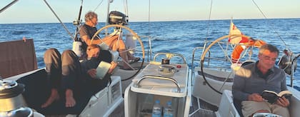 Luego de las primeras jornadas en el Atlántico y de dejar atrás las Islas Canarias, el viaje entró en una nueva etapa: el océano se volvió más vasto, solitario y aparentemente predecible, pero también más desafiante.