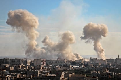 Luego de los bombardeos, varios edificios se incendiaron en el barrio de Mesraba, en Ghouta Oriental 
